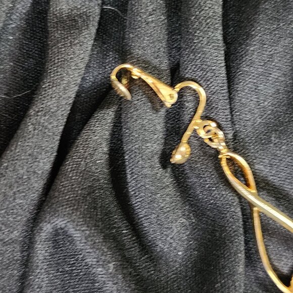 Avon Gold Tone Faux Opal Dangle Drop Figure Eight Vintage Magnet Clip On Earring - Picture 11 of 16